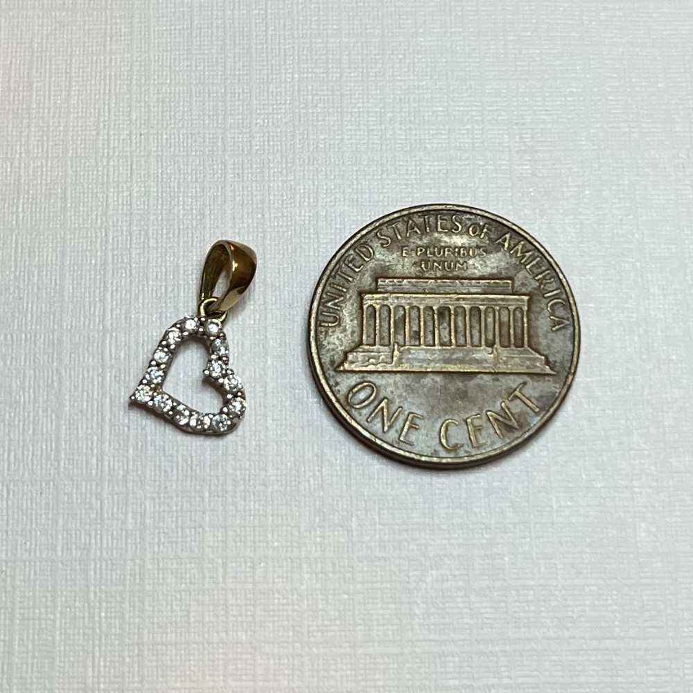 Mini 9k gold heart pendant cubic zirconia